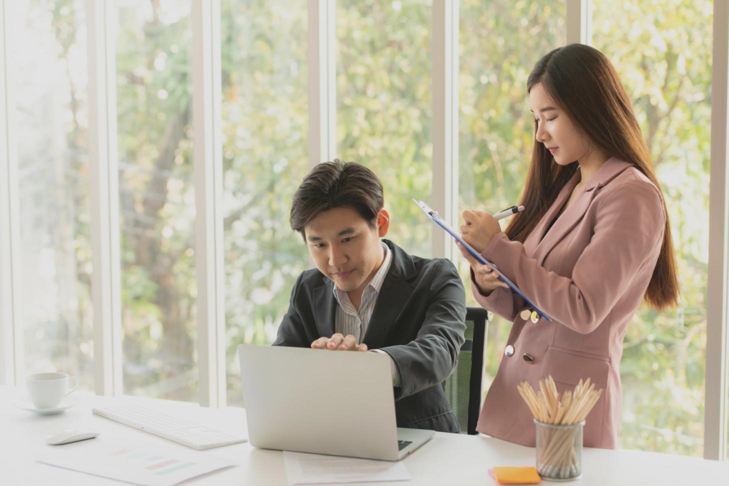 Finanzanalyse Arbeitsplatz mit Dokumenten und Charts